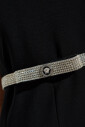 robe-avec-une-ceinture-a-la-taille