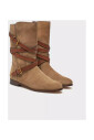 bottines-en-daim-avec-des-brides-decoratives