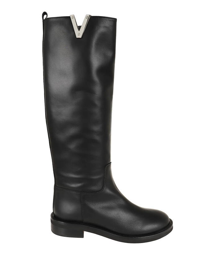 bottines-noires-a-plaque-metallique
