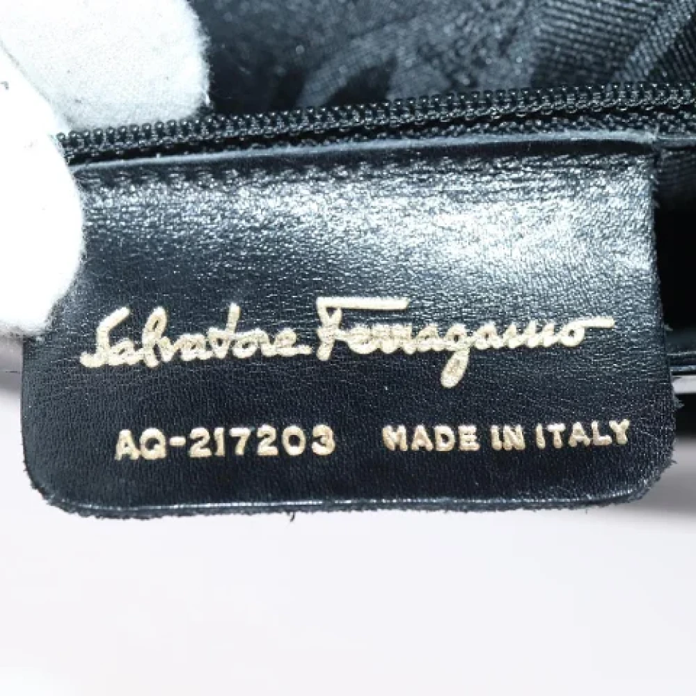 Salvatore Ferragamo Pre-owned Leather crossbody-bags Black Dames