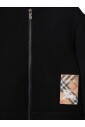 pull-noir-avec-patch-a-carreaux