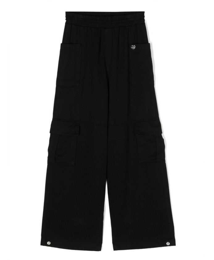pantalon-large-noir-avec-logo-plaque