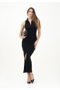 robe-longue-noire-avec-detail-decoupe