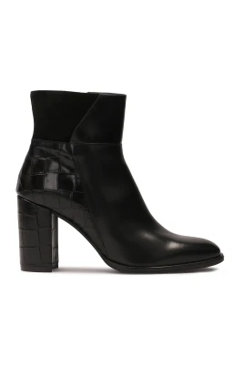 Svarta stilettostövlar tillverkade av kombinerade material