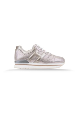baskets-en-cuir-brillant-a-lacets