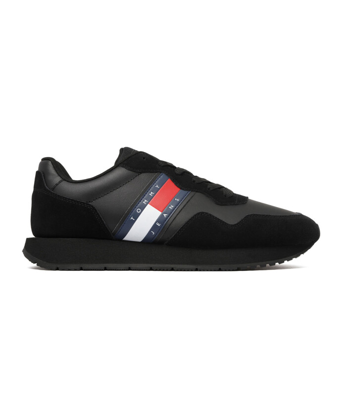 sneakers-en-cuir-noir-avec-inserts-en-daim