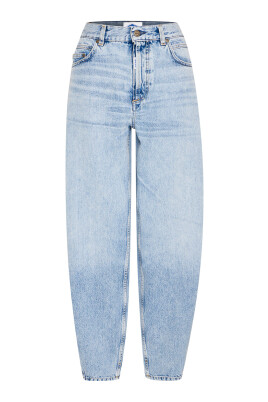 curved-jeans-light-blue-denim
