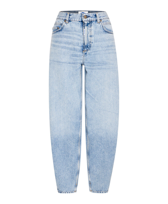 curved-jeans-light-blue-denim