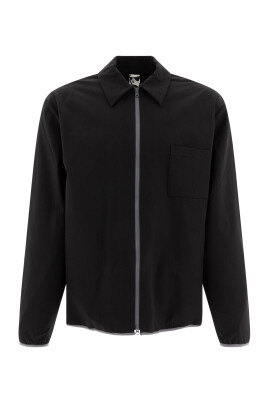 black-jacket-with-zipper-closure