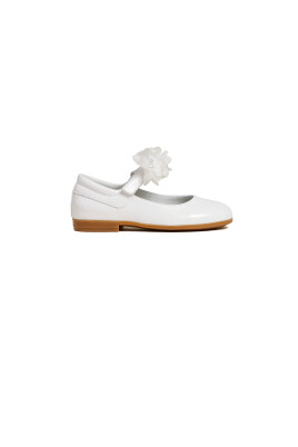 white-flat-shoes-with-laccino-detail