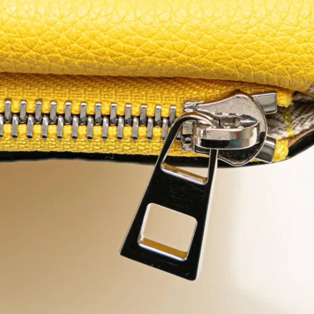 Loewe Pre-owned Canvas shoulder-bags Yellow Dames