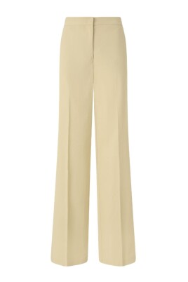 beige-trousers-elegant-style