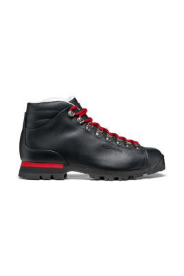 svarta-lader-sneakers-forlangd-snorning