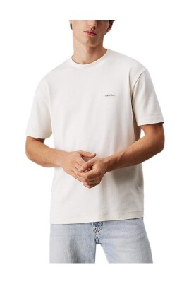 minimalist-label-t-shirt