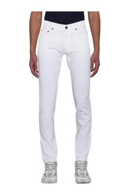 classic-white-jeans-for-men