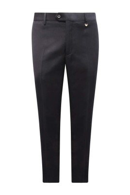 slim-fit-trousers-elegant-model