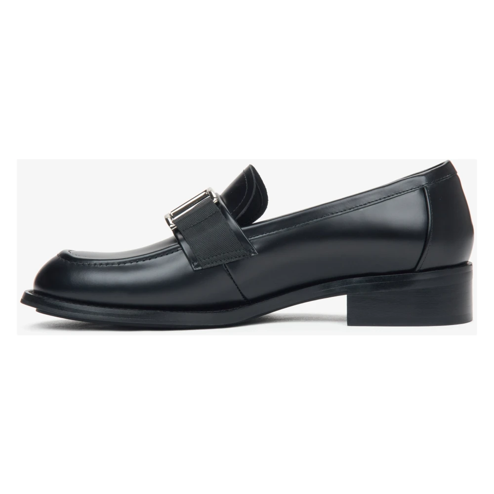 Estro Zwarte leren pennyloafers voor dames met een decoratieve gesp Black Dames