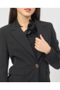 veste-noire-avec-col-revers