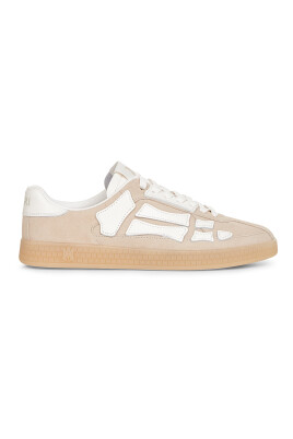 beige-mocka-sneakers-med-vita-detaljer