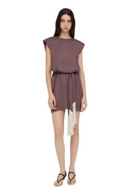 robe-courte-avec-ceinture-a-franges