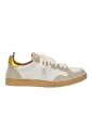 witte-sneaker-met-metalen-accenten