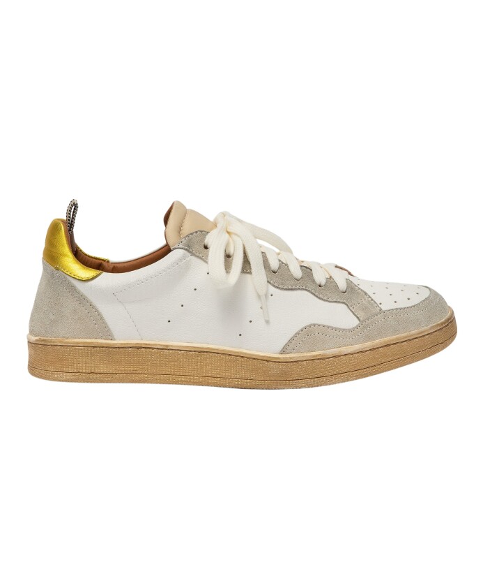 witte-sneaker-met-metalen-accenten