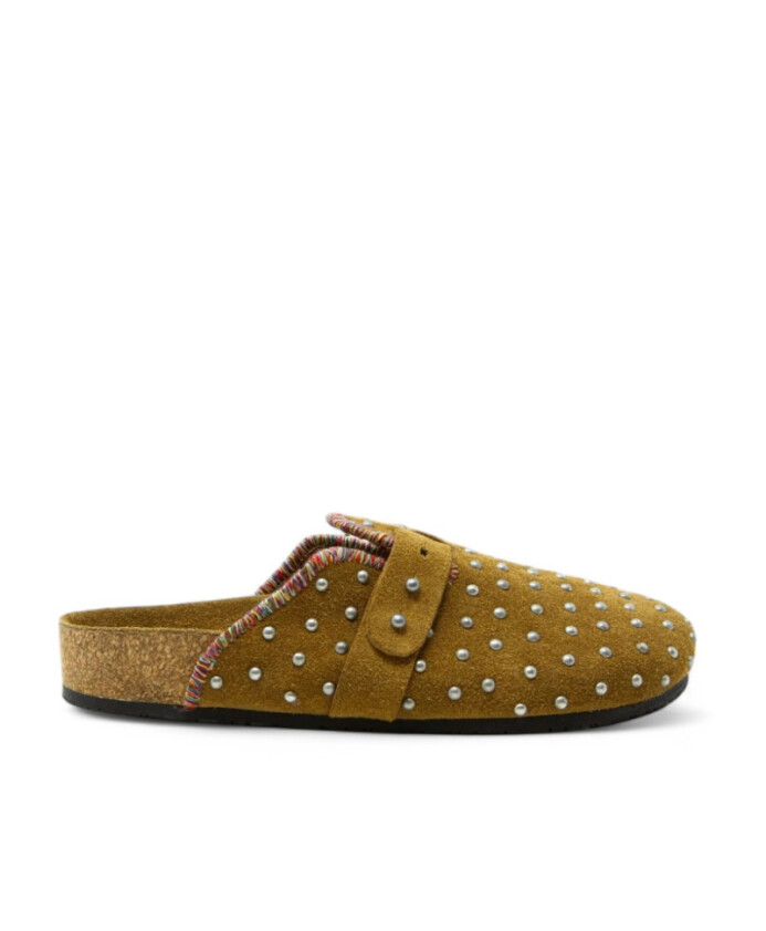 sabots-en-daim-marron-avec-clous-argentes