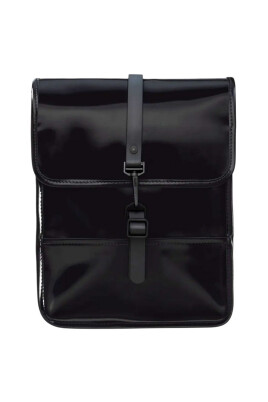 minimalistisk-ryggsack-med-framtradande-klaff