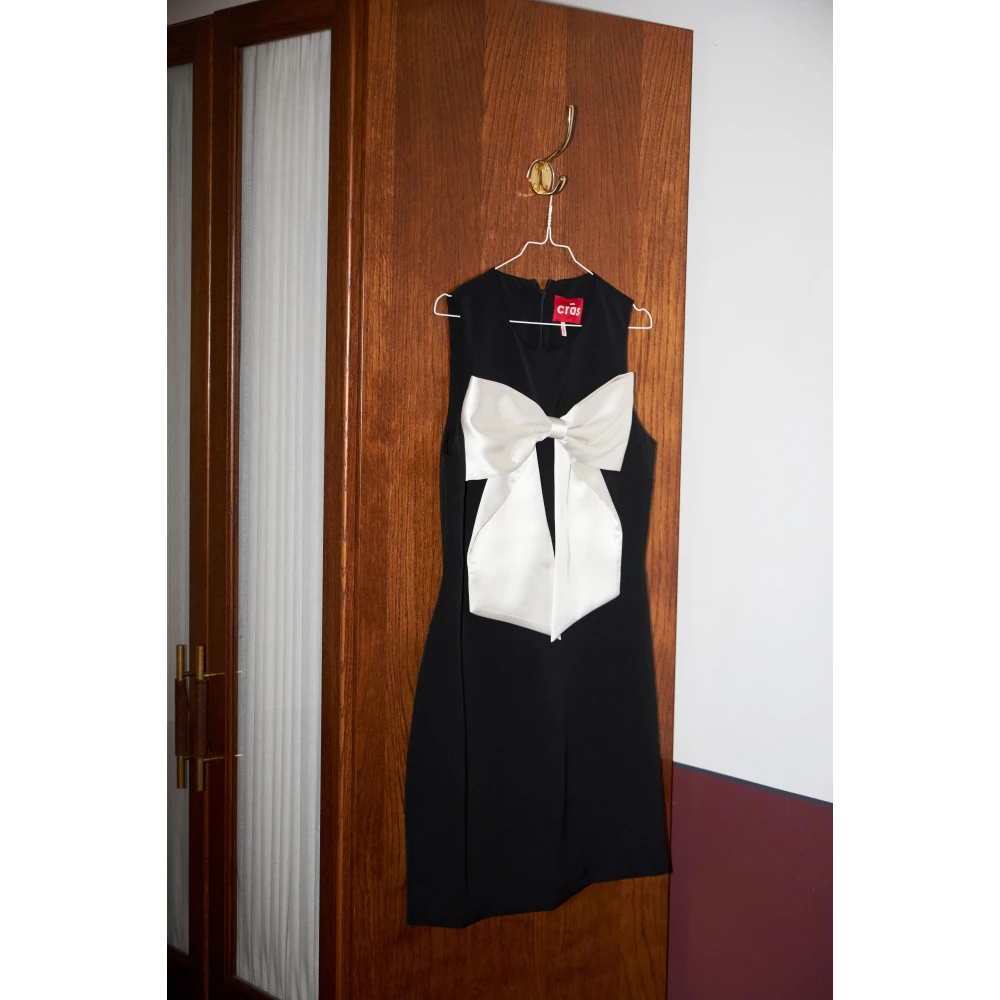 Cras Zwarte Strikjurk met Glanzende Strik Black Dames
