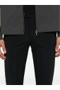 zwarte-zwarte-broek-met-knoopsluiting-aan-de-voorkant