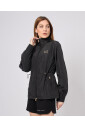 manteau-technique-noir-avec-details-dores