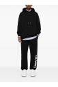 zwarte-hoodie-met-patch