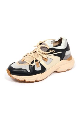 chaussures-de-sport-grises-en-tissu-a-lacets