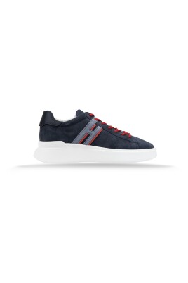 baskets-homme-en-daim-a-lacets
