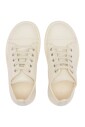 baskets-blanches-plates-avec-details-contrastes