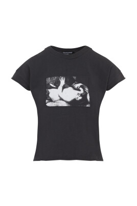 black-t-shirt-chic-style-aw25