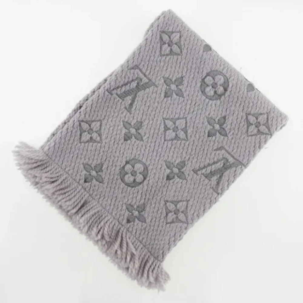 Louis Vuitton Vintage Pre-owned Wool scarves Gray Dames