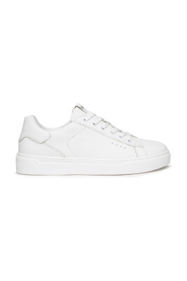 white-sneakers-with-cassetta