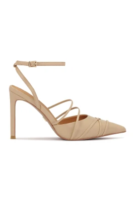 Beige läderpumps dekorerade med remmar