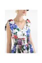 robe-blanche-sans-manches-avec-col-en-v