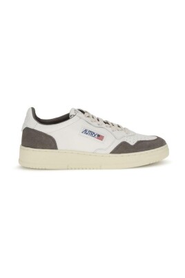 baskets-basses-en-cuir-perfore