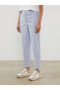 pantalon-a-rayures-fines-texturees-blanc-et-bleu