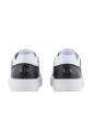 sneakers-blanches-materiau-revetu-semelle-en-caoutchouc
