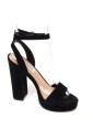 sandales-en-daim-noir-gesture