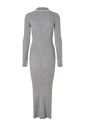 robe-tricotee-avec-col-en-v-et-collier-de-perles