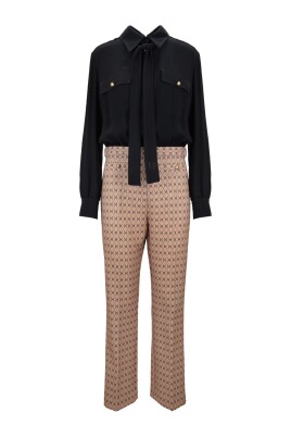 combinaison-femme-avec-bouton-et-fermeture-eclair