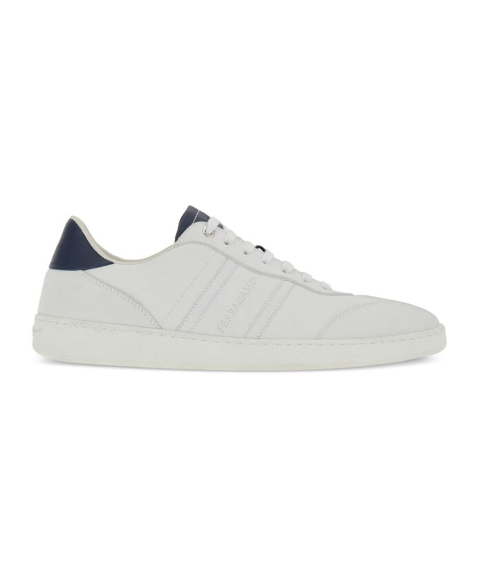 baskets-en-cuir-blanc-avec-logo-en-relief