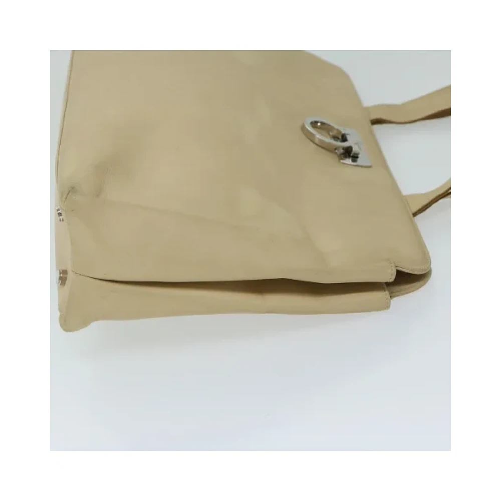 Salvatore Ferragamo Pre-owned Leather shoulder-bags Beige Dames
