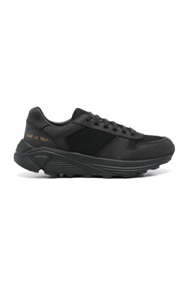 chaussures-noires-a-lacets-et-semelle-plate