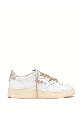 vit-sneaker-med-gyllene-snoren